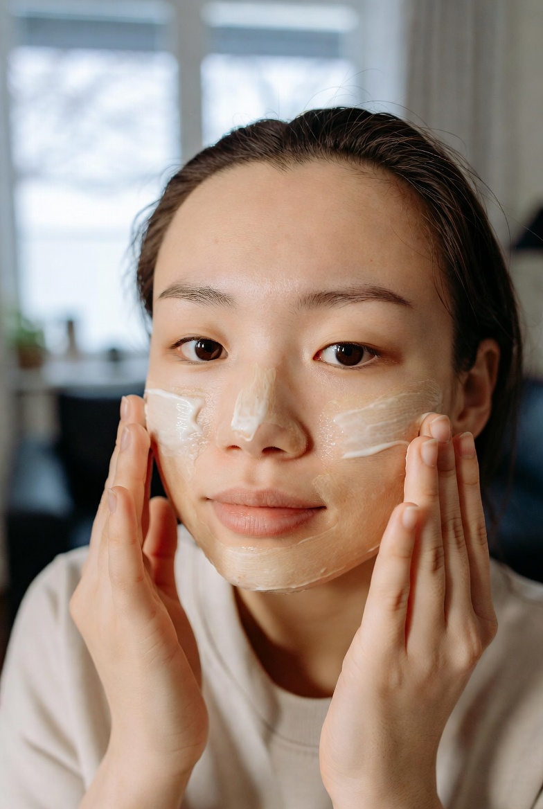 🌿 Hassas Ciltler İçin Günlük Bakım: Cildi Yatıştıran ve Koruyan Doğru Rutinler