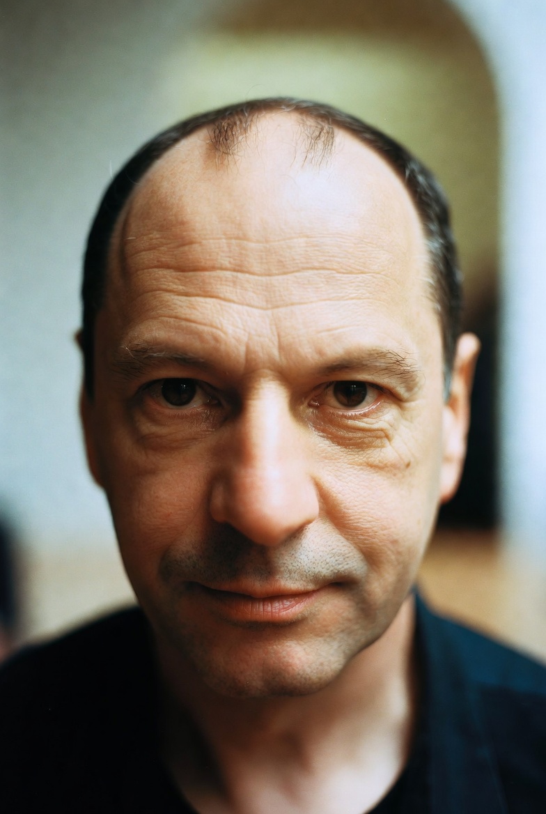 🍂 Mevsimsel Saç Dökülmesi Normal mi? Geçiş Dönemlerinde Saç Sağlığını Koruma Rehberi